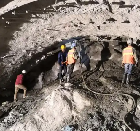 凤台隧道拱顶带模注浆料，微膨胀注浆料的特点及施工工艺